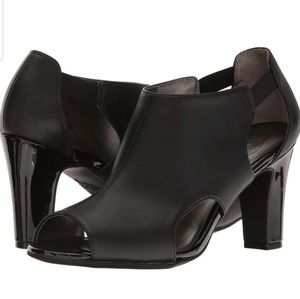 Woman's Lifestride Cala ankle boots